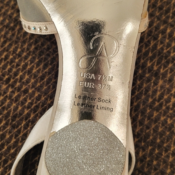 Podeswa satin Champagne color kitten heel - Picture 4 of 6